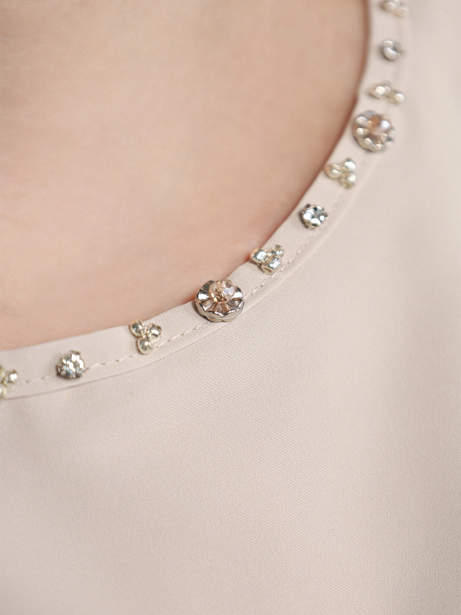 Блуза светло-бежевого цвета с цепочкой-мониль